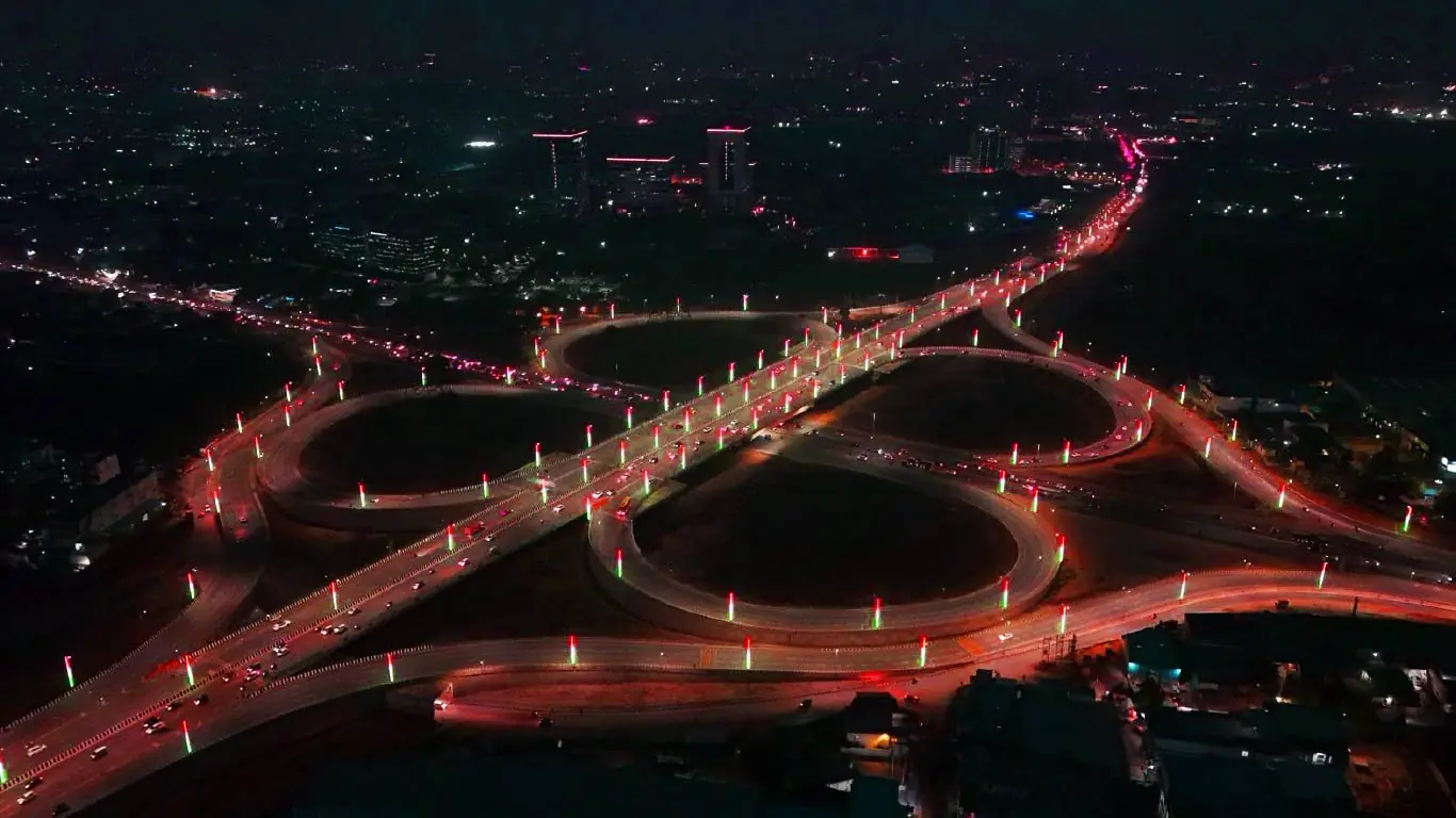 Cloverleaf interchange on Dwarka Expressway, Gurgaon, at night