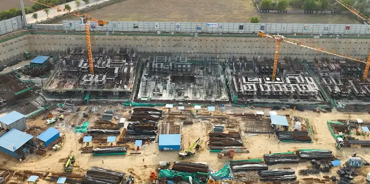 – Towers designed by architect Hafeez Contractor, known for several Gurugram high-rises
– Interiors by BM&A (Bobby Mukherji & Associates); landscaping by Coopers Hill
– On-ground construction is split between two contractors, KPIL and ACIL, on contracts worth close to ₹2,000 crore combined
– Whiteland positions itself as a zero-debt developer, funding construction through internal resources rather than heavy borrowing